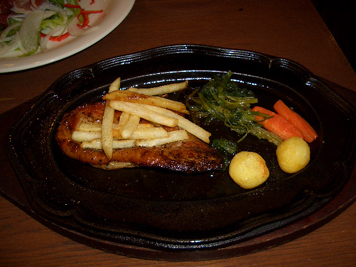 “鹿児島名物・黒豚”のステーキ