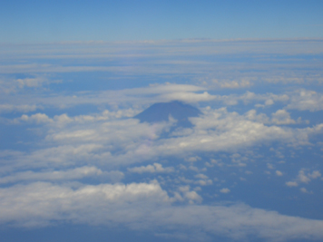 富士山の頭が覗く