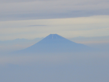 富士山の山頂に雪
