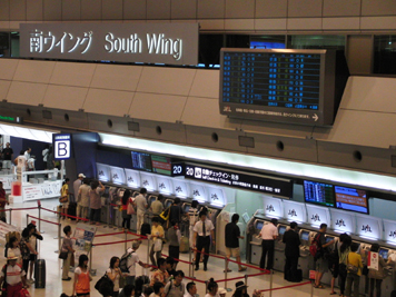 ８月は混雑する羽田空港