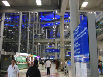 バンコク国際空港は“ブルー”のイメージ