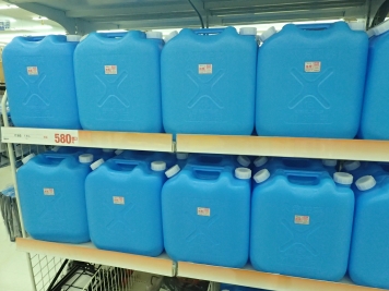 広島の灯油缶は青色